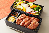 熟成焼肉 ハンバーグ 格之進-黒毛和牛特上焼肉弁当＆蒸し鶏サラダ