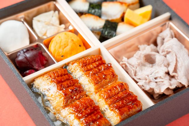 竈炊き 鰻治郎-【ごちクル限定】うな重・うなぎ握り・豚しゃぶのトリプルメイン弁当