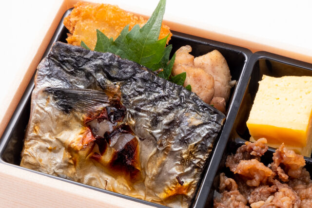 鮭まぜご飯～焼き鯖と3種の肉お菜の2段重～