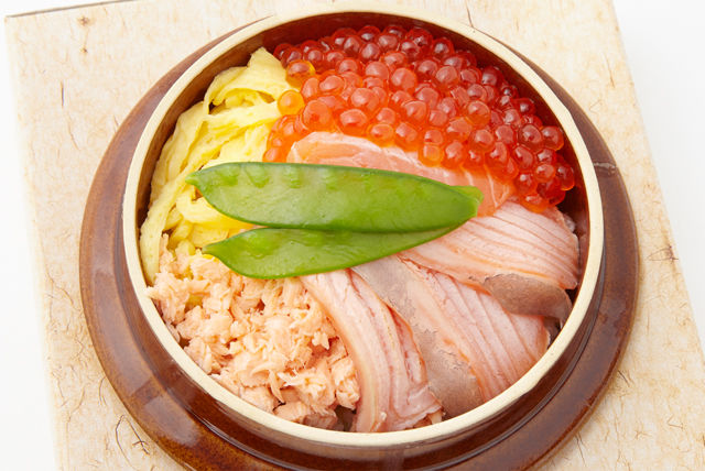 『釜めし茶屋 千両箱』の「サーモンとイクラの親子釜めし」 【ごちクル】お弁当の配達・デリバリー