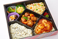 香菜屋～かなや～-【特製 幕の内弁当】海老のチリソースと酢豚の弁当
