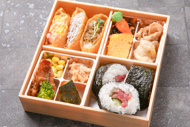 紫苑（しおん）～牛ステーキ巻きと彩り稲荷（かにちらし・しらす・ちりめんじゃこ）～