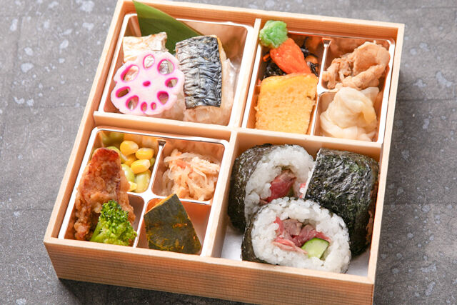 霞草（かすみそう）～牛ステーキ巻きと鯖棒寿し～