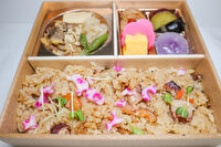 割烹出水-牛すき焼きの海鮮炊き込みご飯弁当