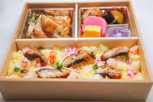 割烹出水-チキンソテーの鰻と海老のチラシ寿司弁当