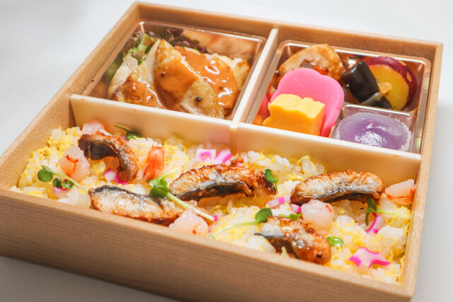チキンソテーの鰻と海老のチラシ寿司弁当