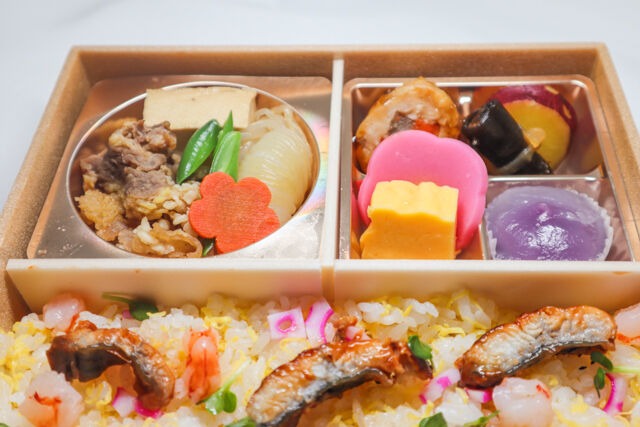 割烹出水-牛すき焼きの鰻と海老のチラシ寿司弁当