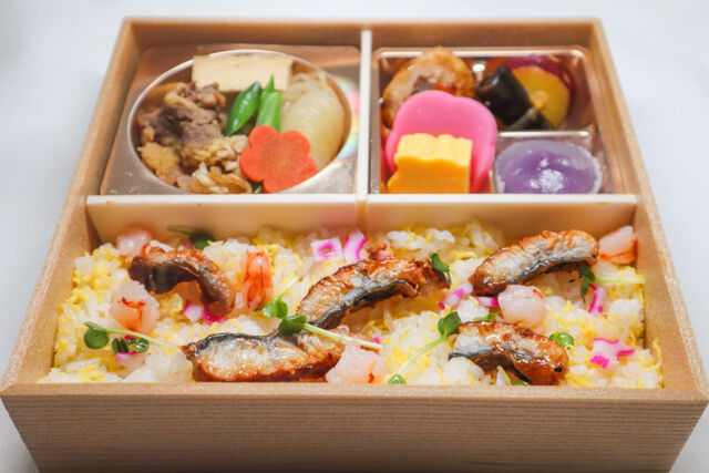 割烹出水-牛すき焼きの鰻と海老のチラシ寿司弁当