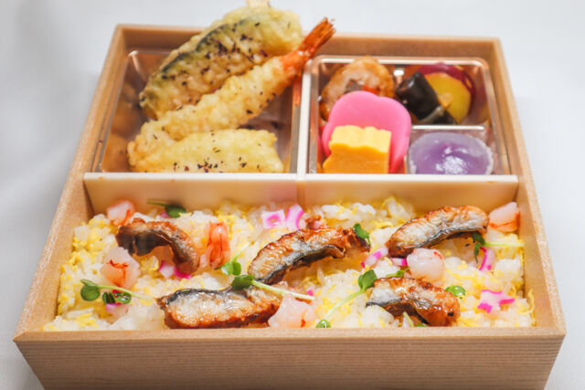 割烹出水-3種天ぷらの鰻と海老のチラシ寿司弁当