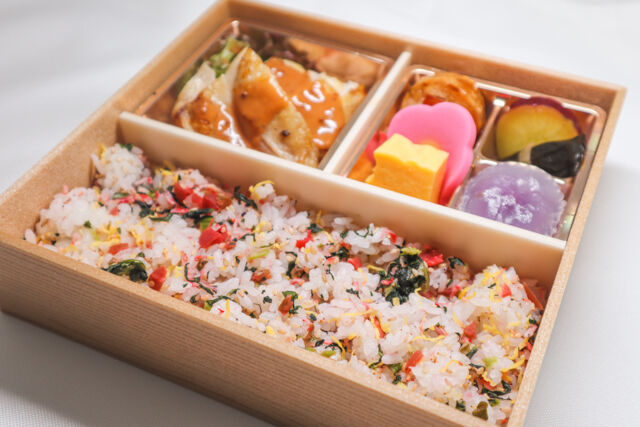 チキンソテーの梅ちりめんご飯弁当