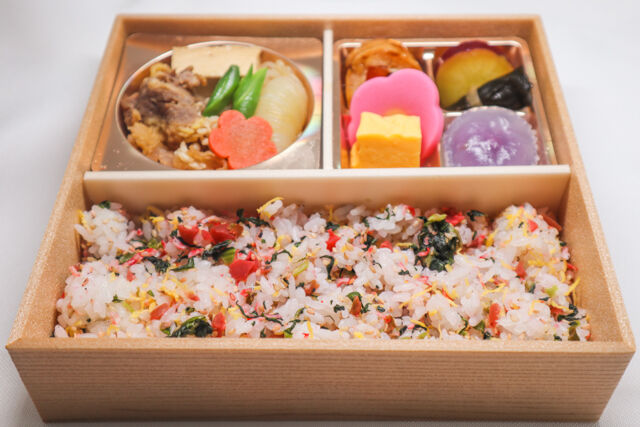 割烹出水-牛すき焼きの梅ちりめんご飯弁当