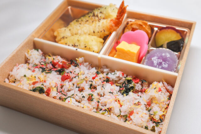 3種てんぷらの梅ちりめんご飯弁当