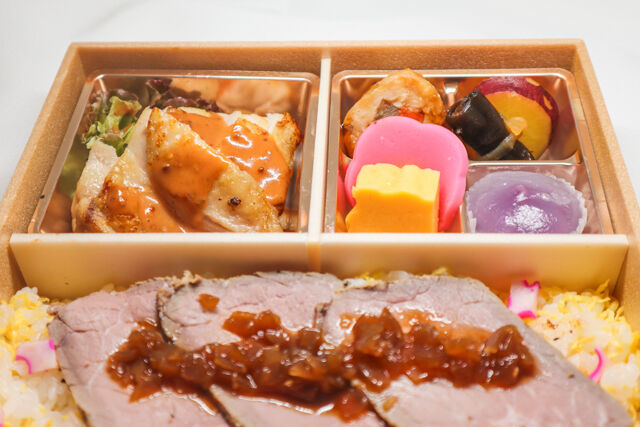 割烹出水-チキンソテーのローストビーフ弁当
