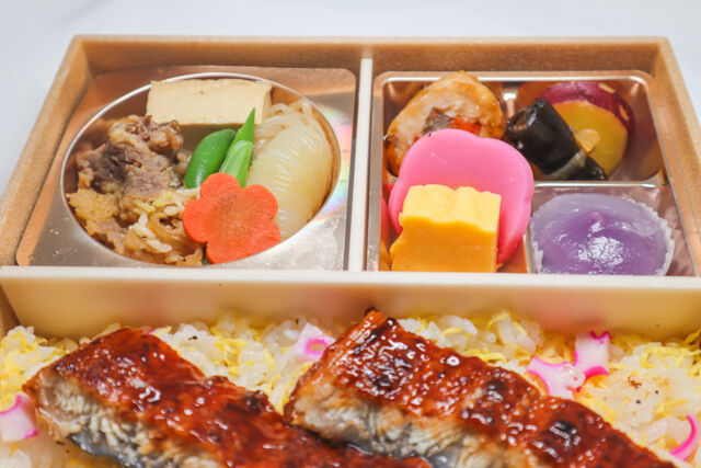割烹出水-牛すき焼きのうな重弁当