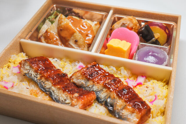 割烹出水-チキンソテーのうな重弁当