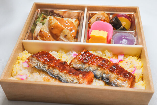 チキンソテーのうな重弁当