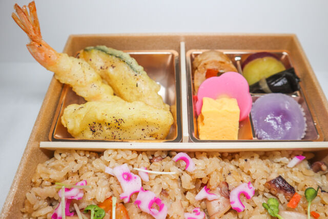 割烹出水-3種てんぷらの海鮮炊き込みご飯弁当