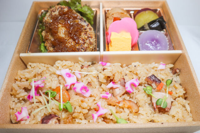 割烹出水-国産牛ハンバーグの海鮮炊き込みご飯弁当