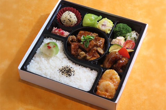 【熨斗対応可】牛スジ麻婆豆腐＆甘酢唐揚げ＆エビチリ弁当の商品写真