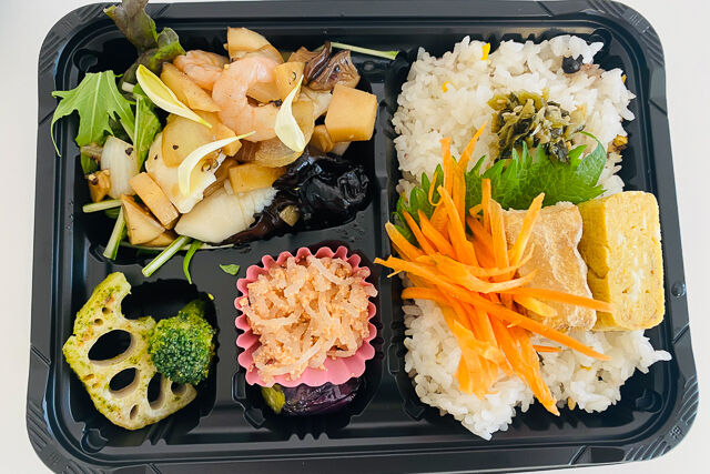 キッズカフェフルハウス-イカ海老と野菜のガーリック黒胡椒炒め弁当