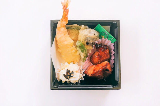 天ぷら盛り合わせと鶏もも肉の照り焼きの御弁当