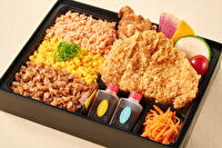 こだわりとんかつ神楽 はなれ-神楽のお得な三色そぼろとロースカツと鶏の唐揚げ弁当