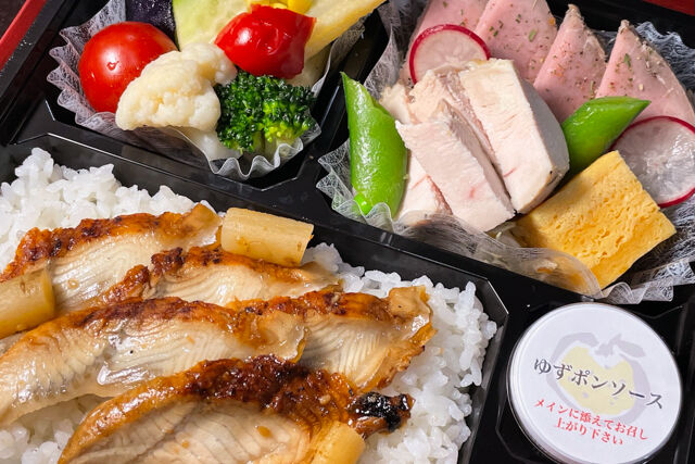 創作弁当 鯉のや-【熨斗対応可】『鯉のや特製』鰻のせご飯とローストポーク&ローストチキンコンボ