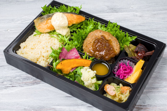 【熨斗対応可】至極のハンバーグ＆特製サーモンムニエル＆朝採れ野菜サラダのしあわせ弁当