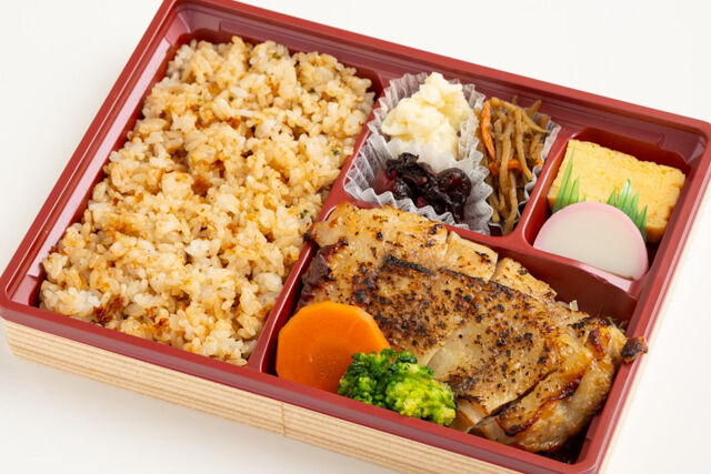スパイス風味のチキンステーキ弁当