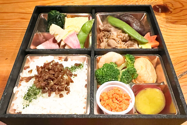 神戸 肉料理 La carnet （ラ コルネ）-旬菜すき焼牛たんそぼろ御膳（弍）