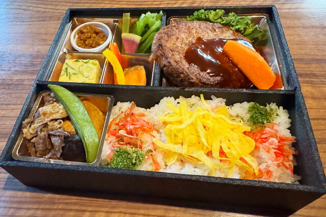 アジサイ2～Ajisai2～特大デミグラスハンバーグと熟成厳選牛のすき焼御膳