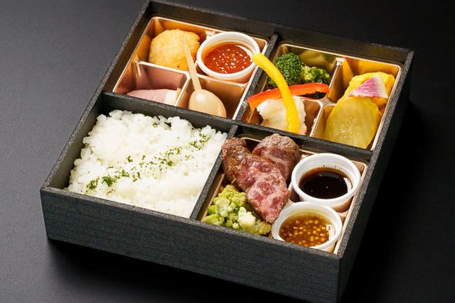 牛ステーキとミニクロケット〜2種のソースで〜