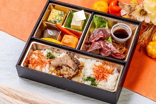 【2026秋弁当】トパーズ〜Toparzu〜厳選熟成ステーキと秋鮭塩焼牛すきご飯ケーキ添えの商品写真