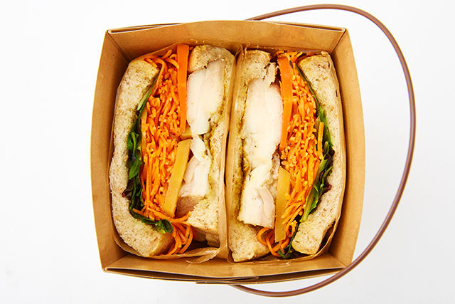 7種野菜のサラダと信州鷄のスパイシーチキンサンドイッチBOX
