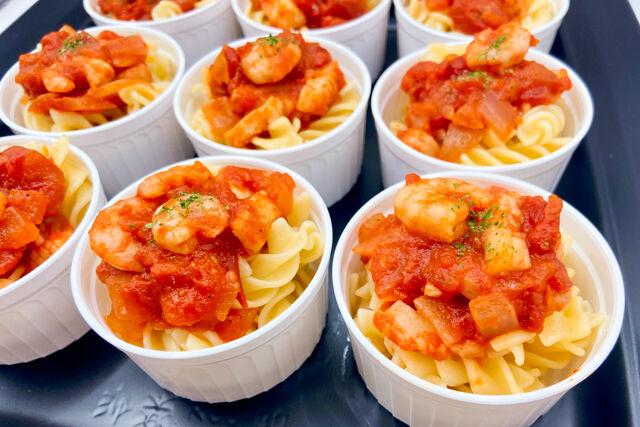 エビイカトマトパスタカップ プレート