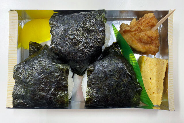 おにぎりセットG おにぎり3個、おかず2品