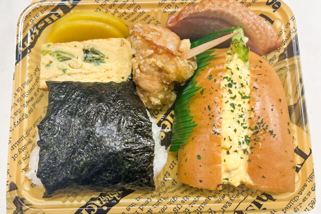 よくばりセットC おにぎり1つ、パン1つ、おかず3品