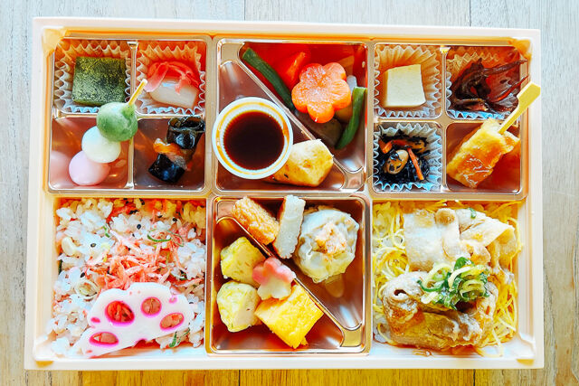 桜海老のご飯と豚肉とろみご飯、蟹しゅうまい、金沢のおかず