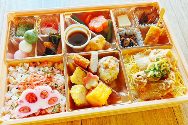 桜海老のご飯と豚肉とろみご飯、蟹しゅうまい、金沢のおかず