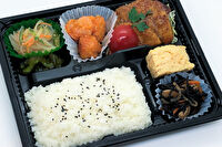 まかない屋-【日替り】お肉と海鮮おかずのダブルメイン弁当
