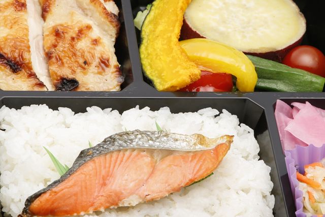松に鶴-2種の主菜彩り弁当