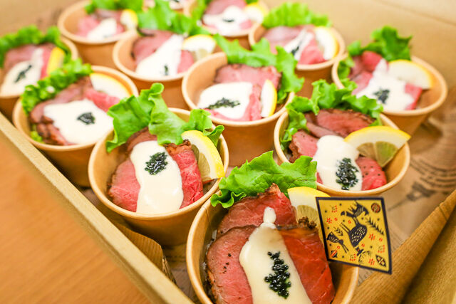 【クリスマス】mini丼　ローストビーフのマヨネーズソース、キャビア添え