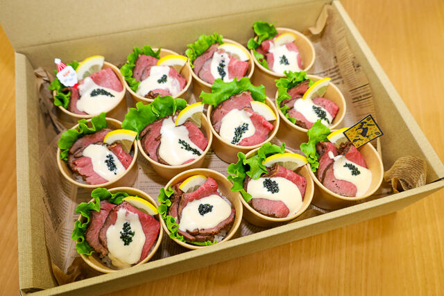 mini丼kitchen HIMAWARI（ケータリング）-【クリスマス】mini丼　ローストビーフのマヨネーズソース、キャビア添え