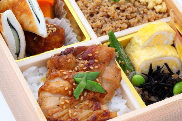 鳥取大山鶏もも肉のきじ丼と二色鶏そぼろ丼の贅沢弁当
