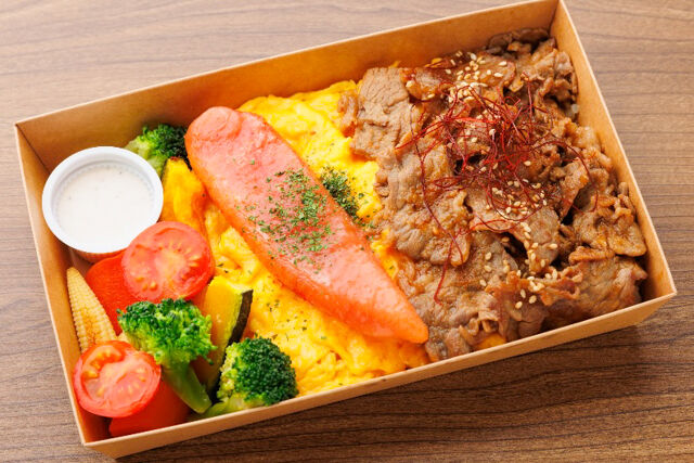 洋食 中目黒オムオム-博多明太子丸ごと1本！オムカルビ弁当（シーザーサラダ付き）