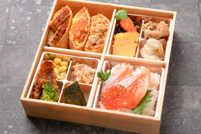 寿司割烹 南喜久-贅沢彩り御膳～熟成サーモンいくらの昆布〆と彩り稲荷（ひつまぶし・いくら・牛そぼろ）～
