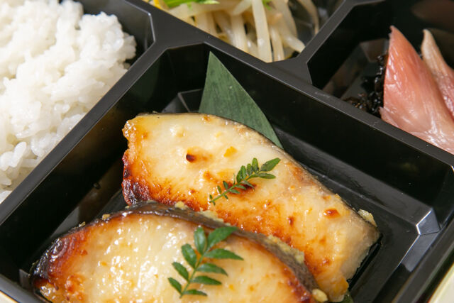 日本料理とステーキ 草庵-銀だら西京焼き弁当（並）