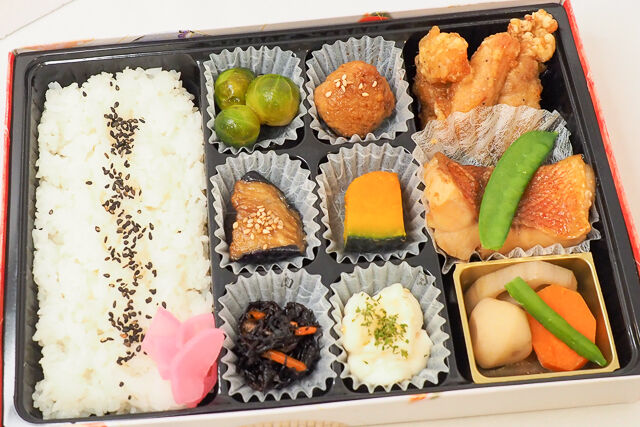 日本料理 ゆうぜん庵 の 赤魚煮付けの七菜幕の内弁当 ごちクル お弁当の配達 デリバリー