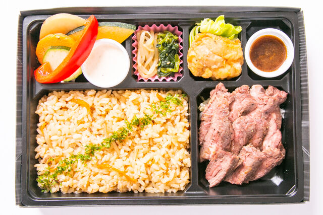 【熨斗対応可】牛ハラミステーキとひき肉と野菜の炊き込み肉飯弁当