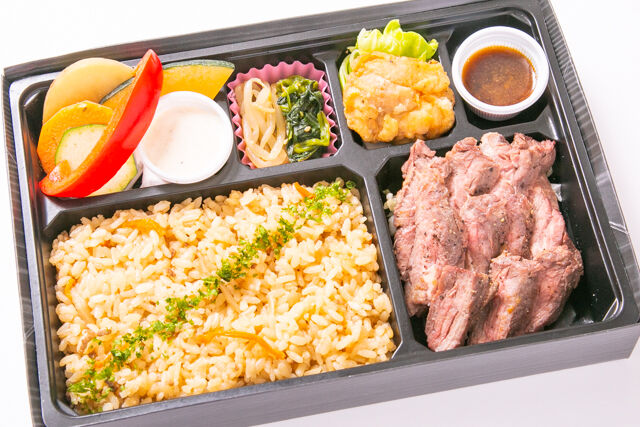【熨斗対応可】牛ハラミステーキとひき肉と野菜の炊き込み肉飯弁当